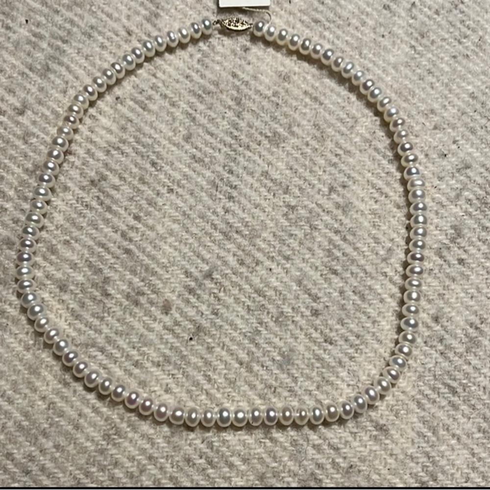 NWOT White Pearl Necklace 9k
